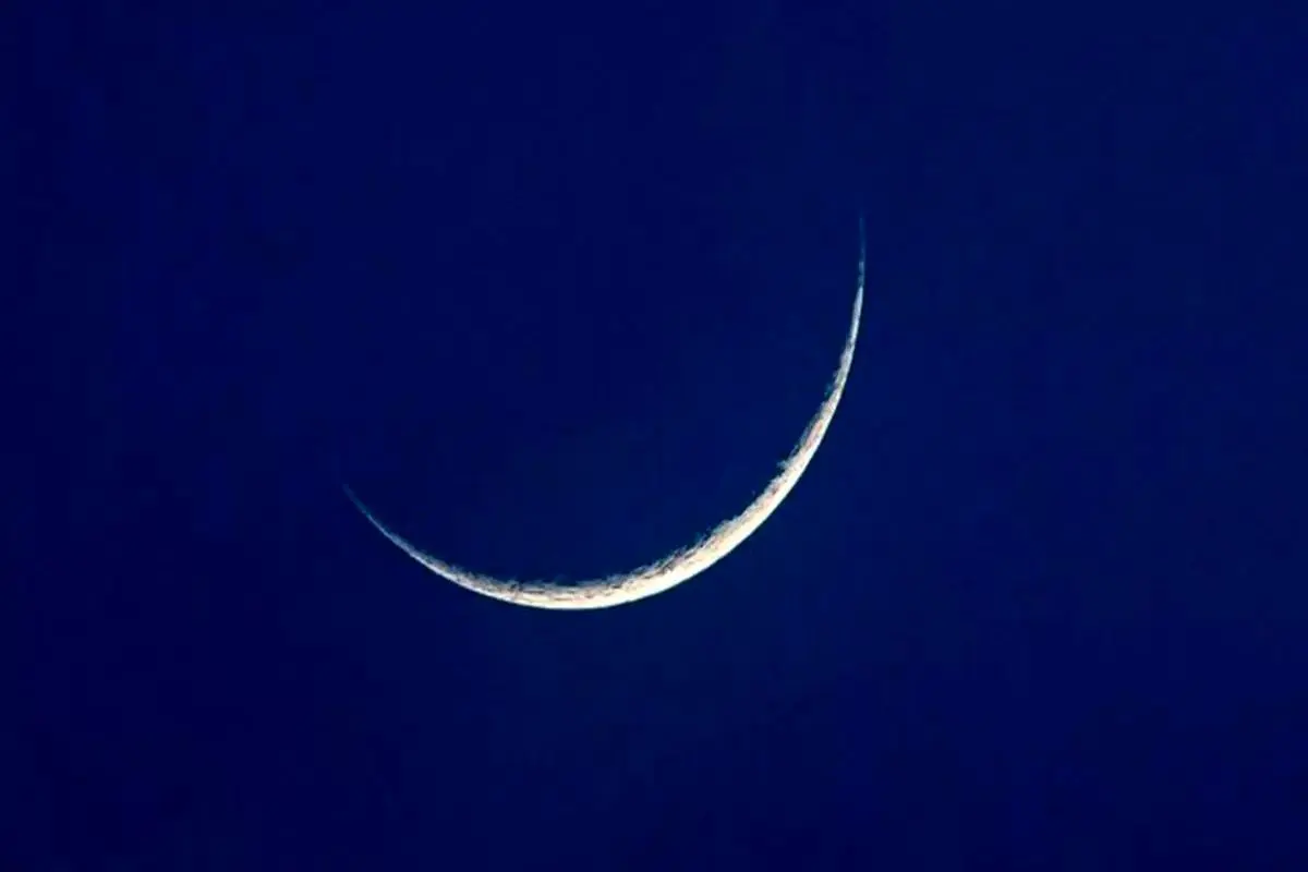 نمایی خیره کننده از هلال ماه رمضان در کاشان+ عکس