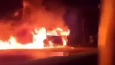 آتش‌سوزیِ هولناک یک اتوبوس در بوشهر بر اثر حادثهٔ رانندگی+ فیلم