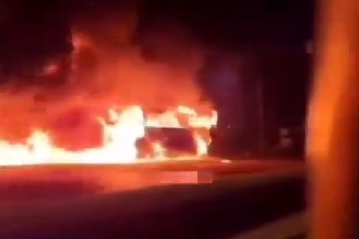 آتش‌سوزیِ هولناک یک اتوبوس در بوشهر بر اثر حادثهٔ رانندگی+ فیلم