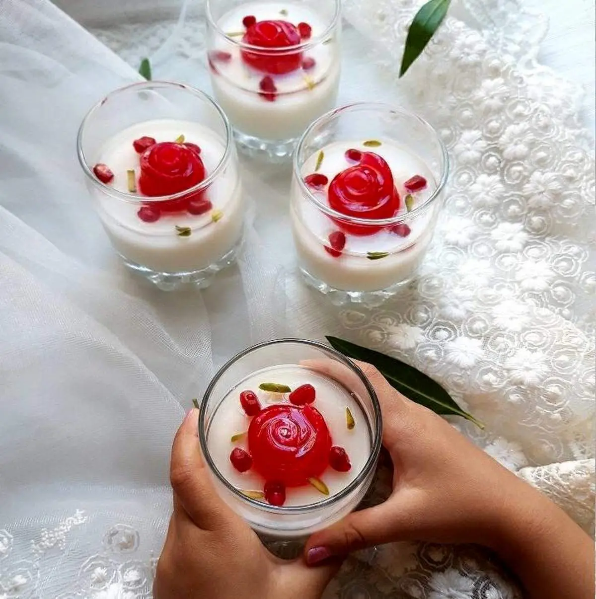 طرز تهیه ژله سفید با 2 روش ساده و خوشمزه
