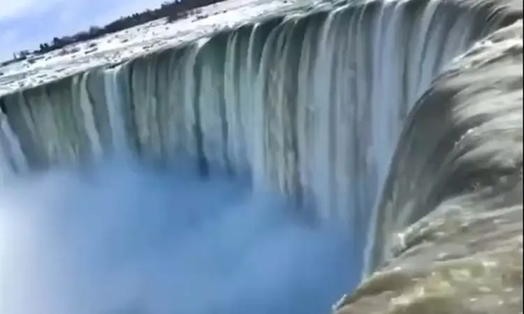 آبشار معروف نیاگارا در حال یخ زدن است +ویدئو