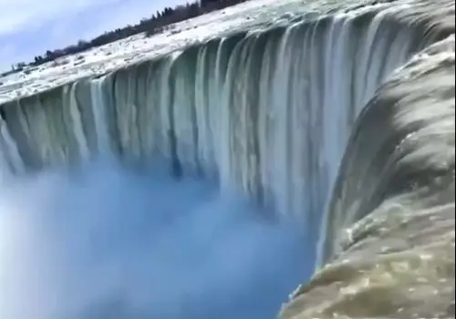 یخ زدن یک هواپیما در فرودگاه تورنتو کانادا +فیلم