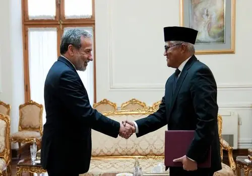 استوارنامه سفیر جدید اندونزی تسلیم عراقچی شد