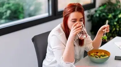 نوشیدن آب یخ بعد از غذا خوب است یا بد؟