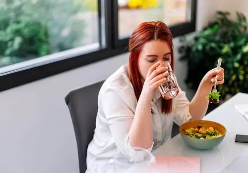 نوشیدن آب یخ بعد از غذا خوب است یا بد؟