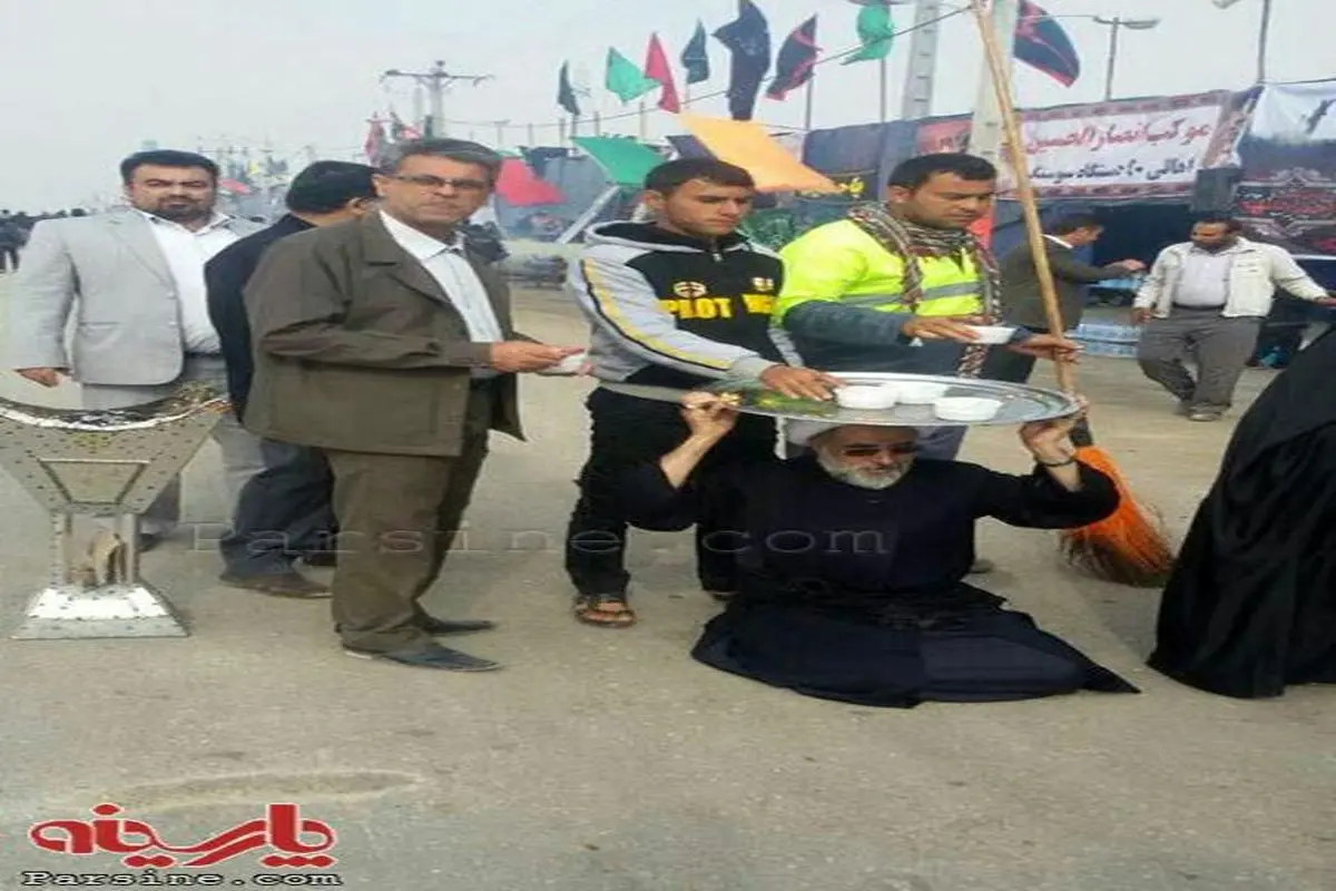 عکس:امام جمعه سوسنگرد در حال پذیرایی از زائران حسینی