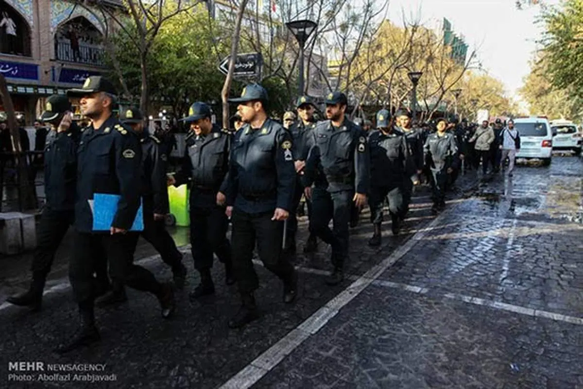 ماموران پلیس، جای دست فروشان را پر کردند