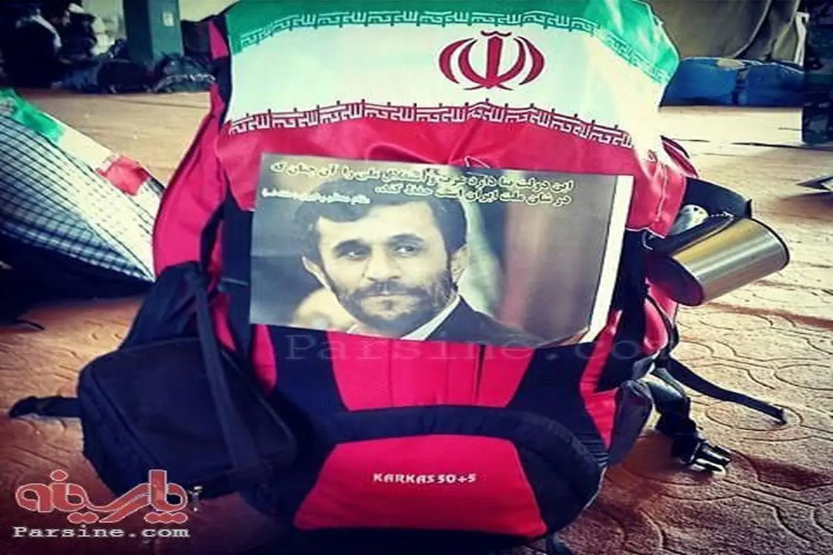 عکس:کوله پشتی یک حامی احمدی نژاد در راهپیمایی اربعین