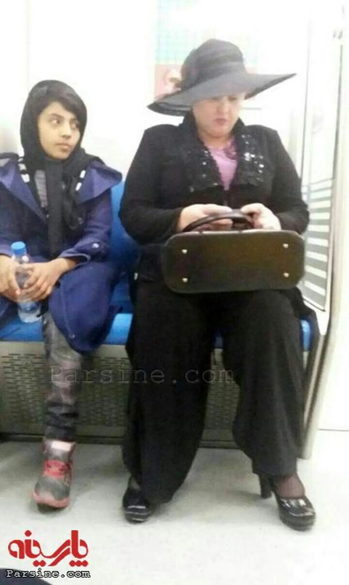 پوشش عجیب یک خانم در مترو