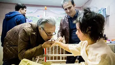 عکس: عیادت عوامل برنامه فیتیله از کودکان بستری در بیمارستان مطهری