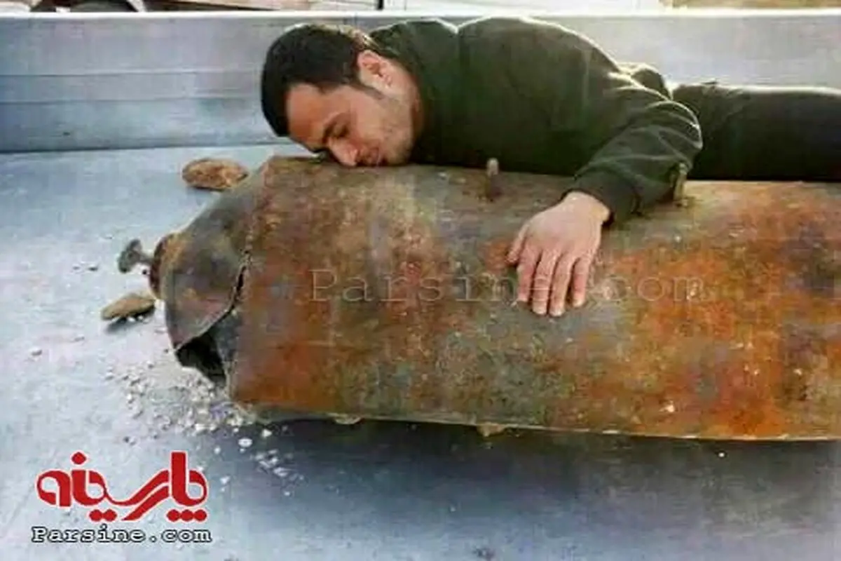 عکس/ بوسه مرد سوری بر بمب عمل نکرده