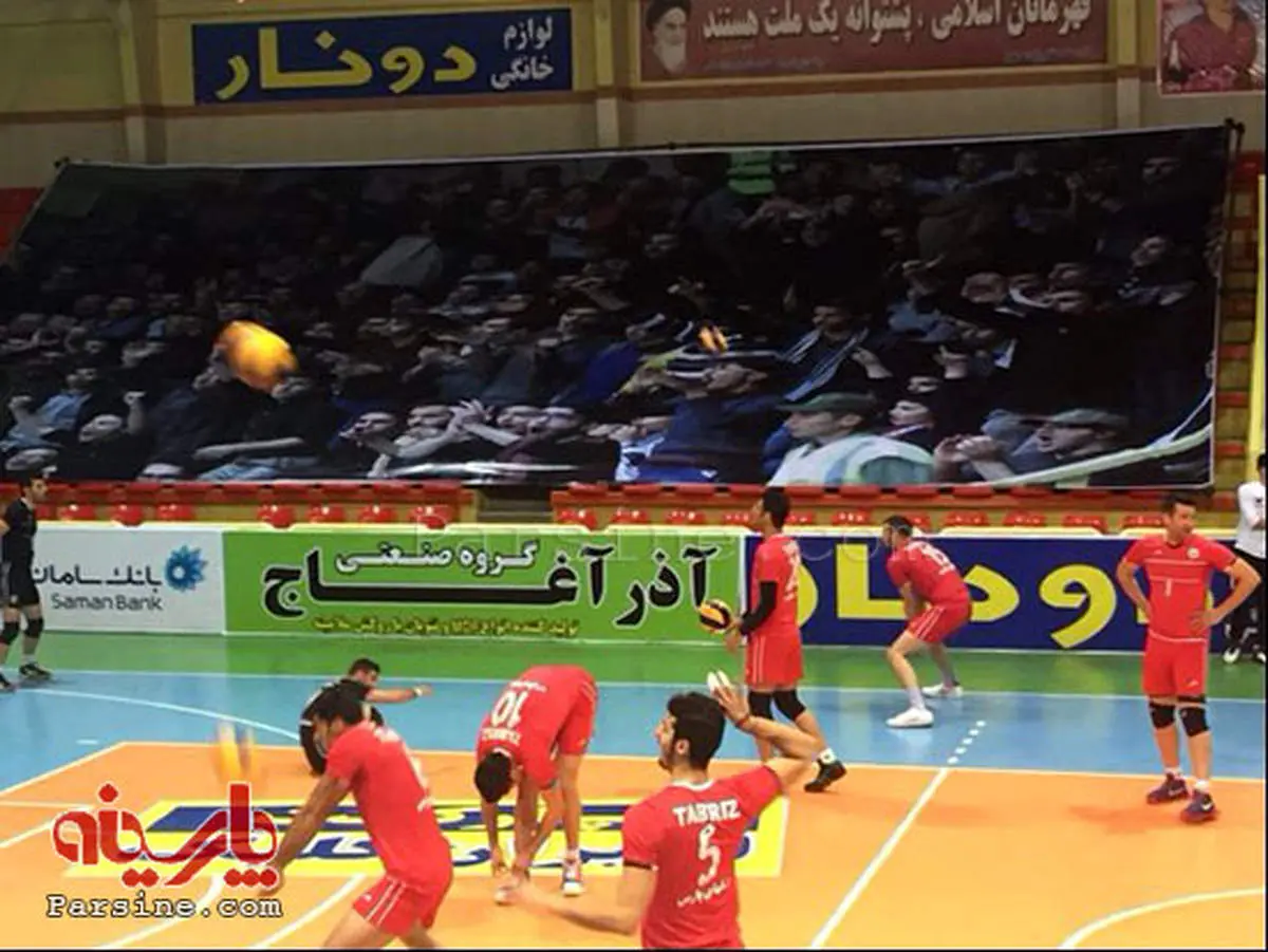 بنر تماشاگران به جای هواداران!