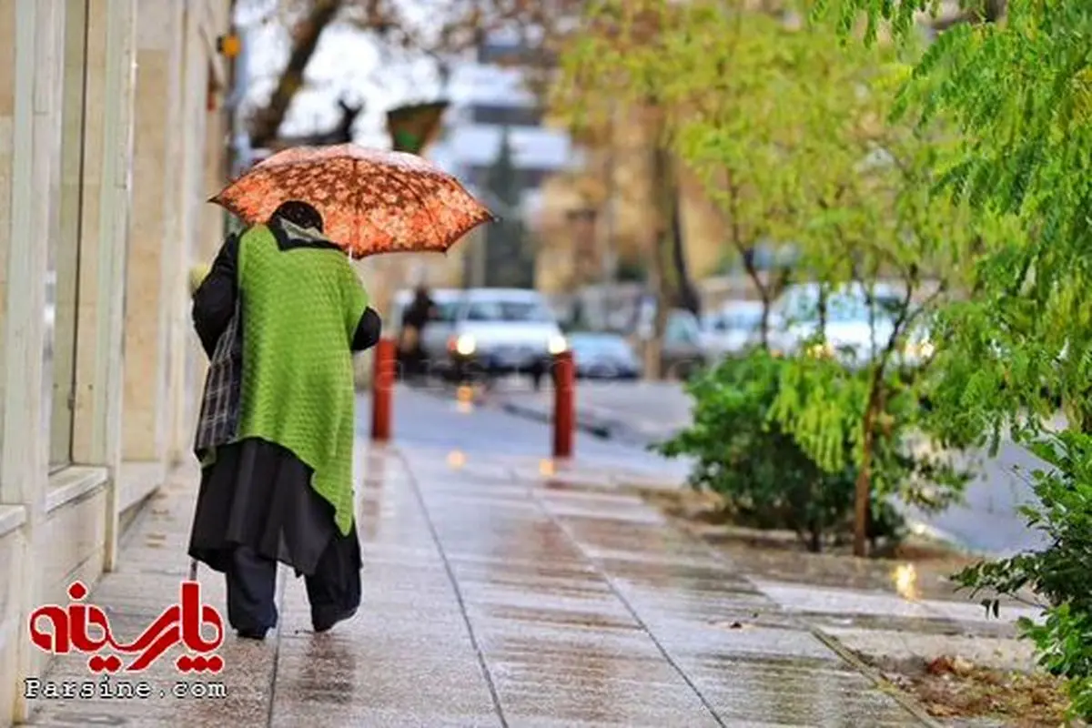 عکس/ پیرزن و باران پاییزی تهران