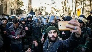 عکس: سلفی با یگان ضدشورش مقابل سفارت سعودی/تهران