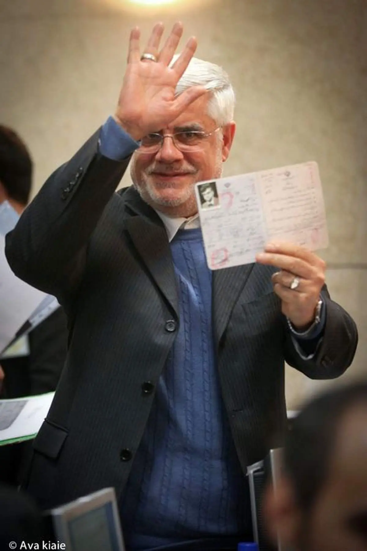 عکس:ژست عارف برای عکاسان بعد از ثبت نام در انتخابات مجلس