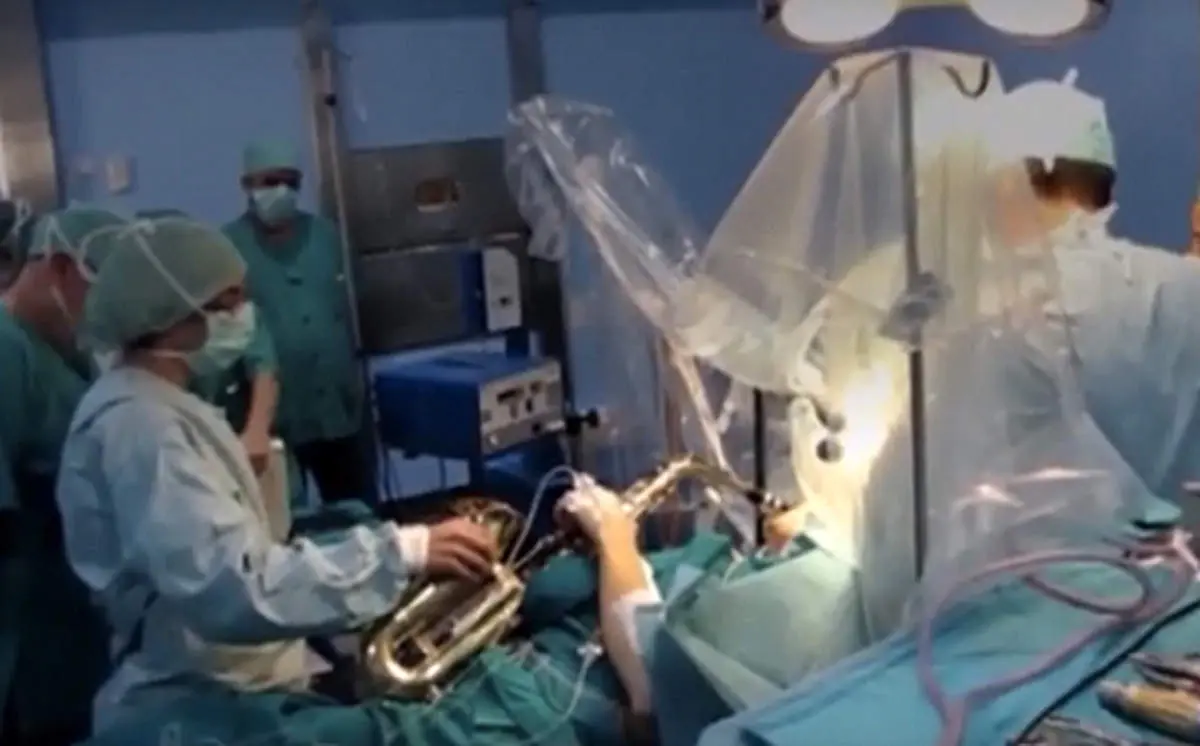 ماجرای ساکسیفون زدن هنگام جراحی مغز+عکس