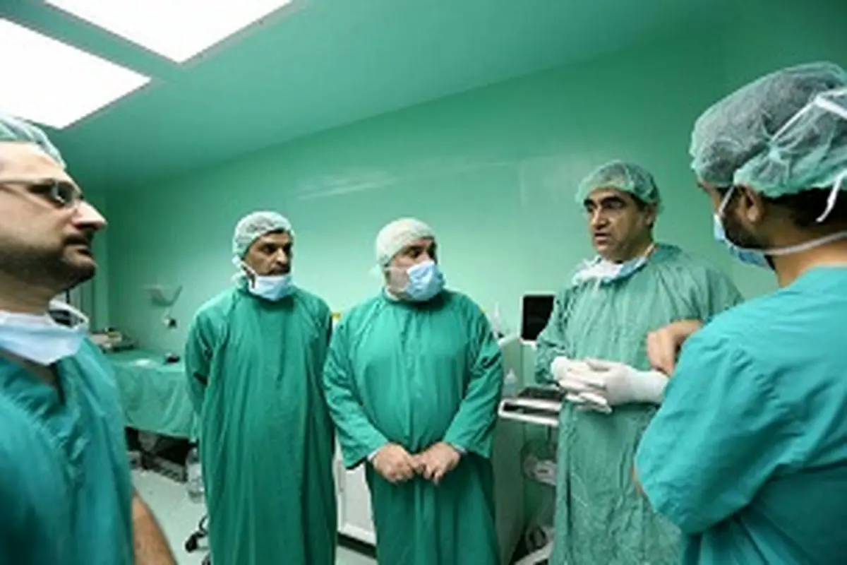 وزیر بهداشت در لبنان دست به تیغ جراحی شد +عکس