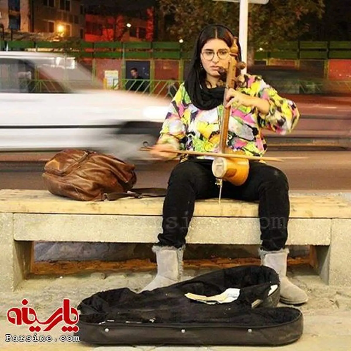 خانمى در حال نواختنِ كمانچه در خيابان وليعصر تهران‬