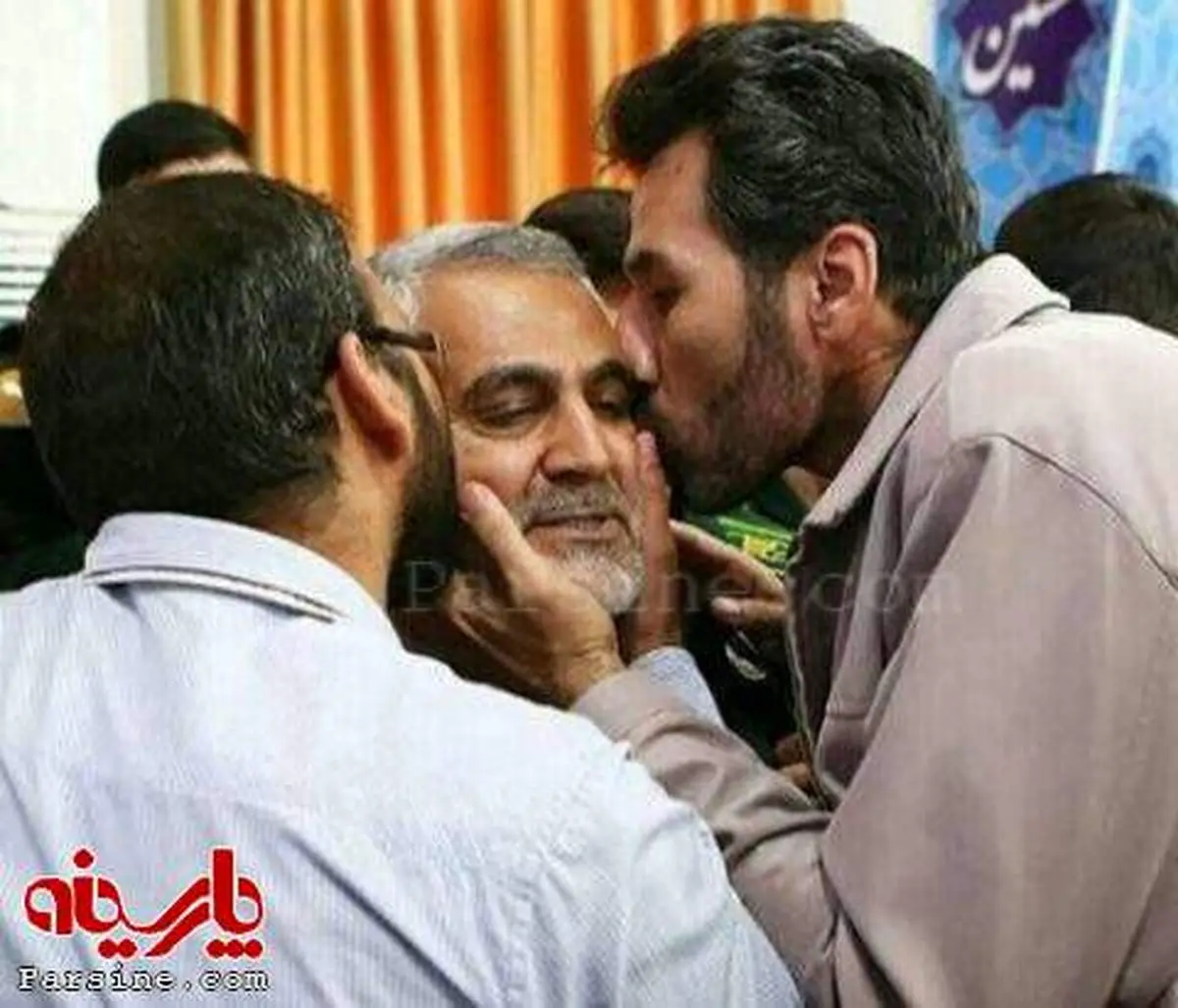 عکس: بوسه بر گونه حاج قاسم سلیمانی