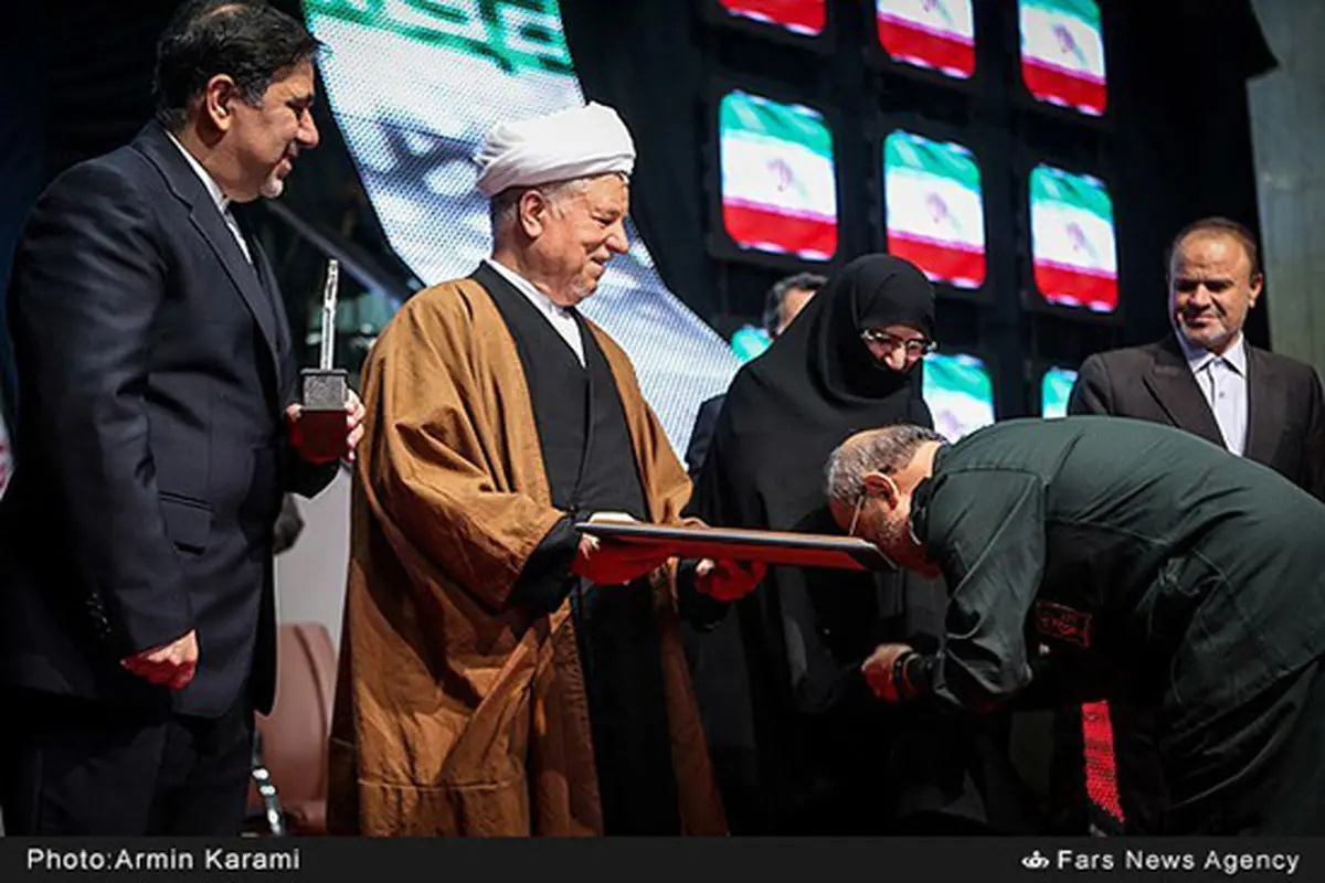 عکس: بوسهی محسن رفیق دوست بر چادر دختر امام