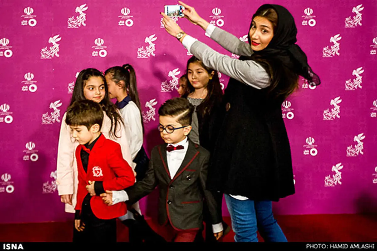 عکس: کودکان کت شلوار پوش بر فرش قرمز جشنواره فیلم فجر