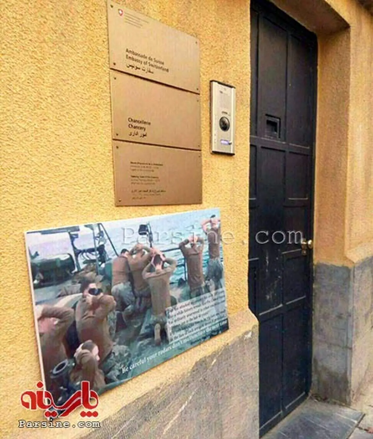 نصب تابلوی سربازان آمریکایی به دیوار سفارت سوئیس +عکس