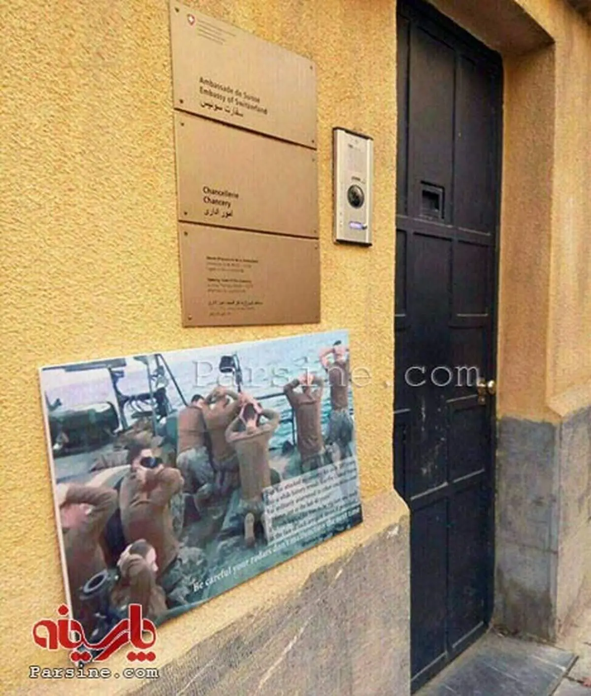 نصب تابلوی سربازان آمریکایی به دیوار سفارت سوئیس +عکس