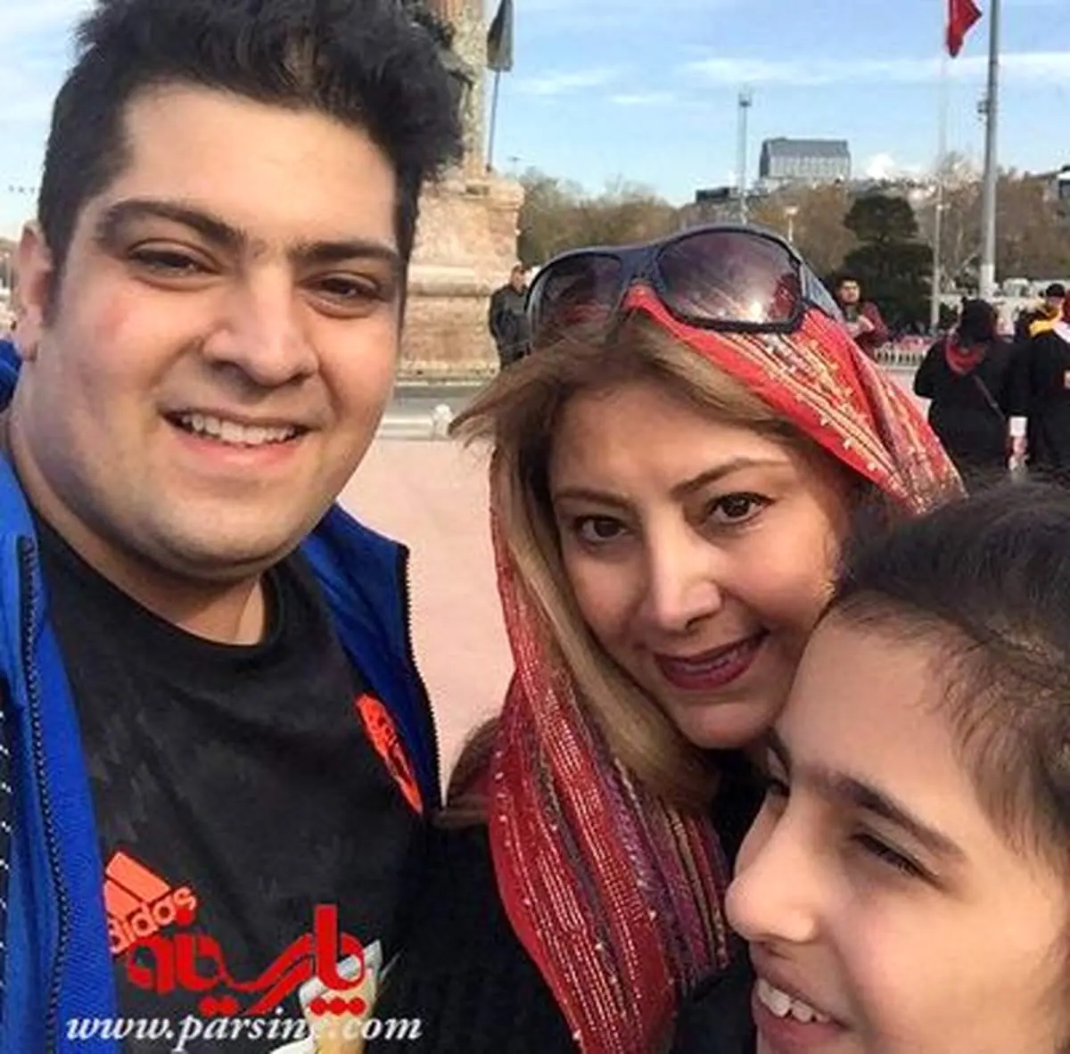 لادن طباطبایی و دختر و پسرش
