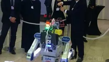 عکس/ معرفی ربات ژاپنی به یک روحانی در اجلاس داووس