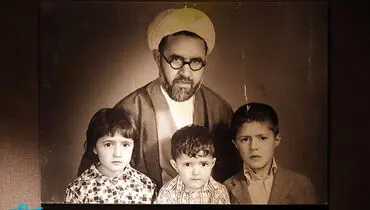 عکس: علی مطهری و خواهر برادرهایش در آغوش پدر
