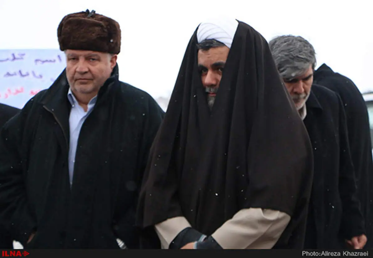 عکس: پوشش جالب یک روحانی برای فرار از سرما