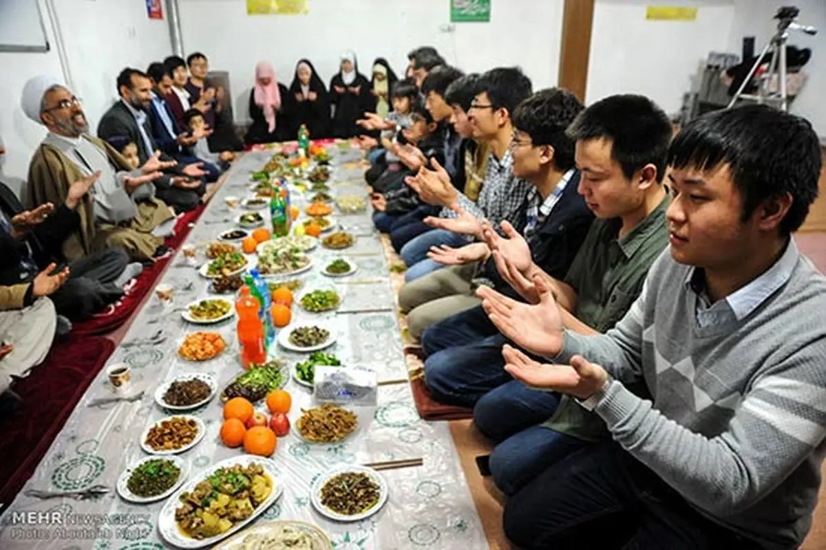 عکس/ جشن سال نوی چینی طلاب چینی با نان بربری
