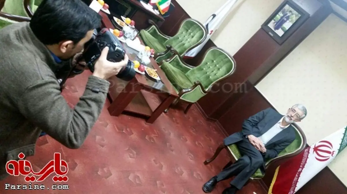 عکس/ ژست انتخاباتی حدادعادل در دفتر مدیرعامل تسنیم