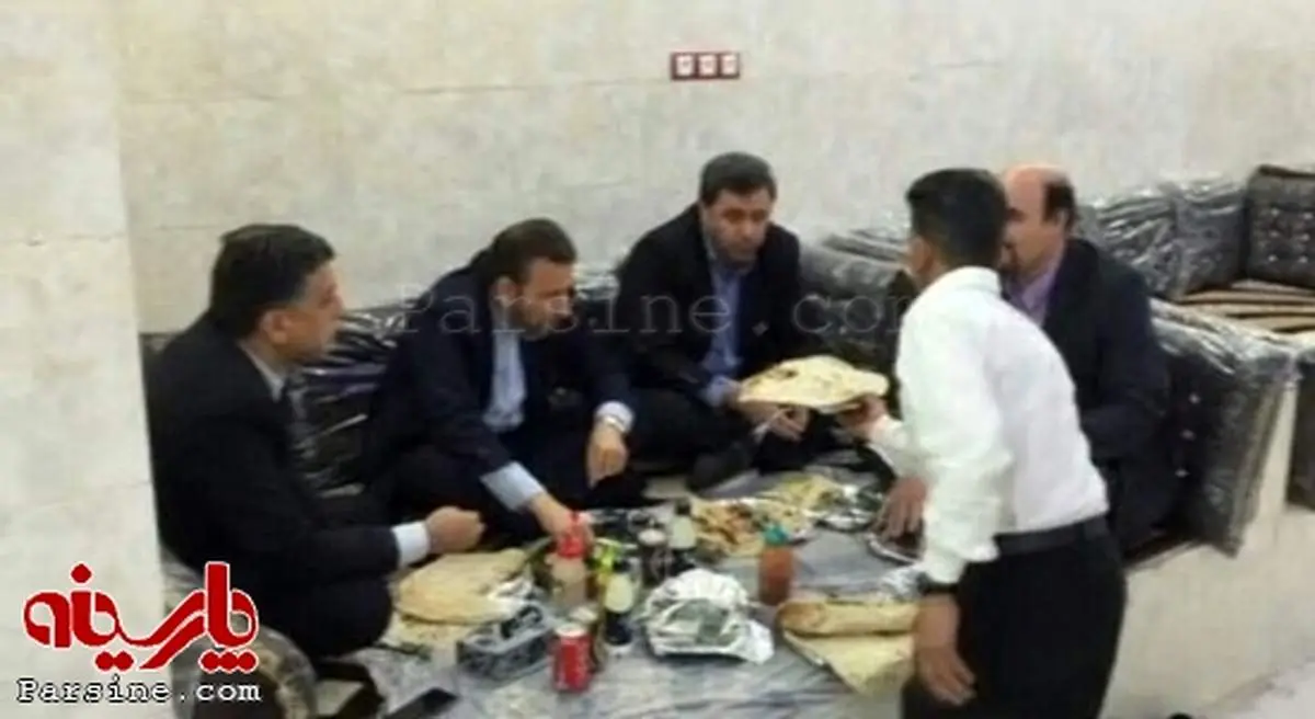 عکس: وزیر ارتباطات در حال فلافل خوری