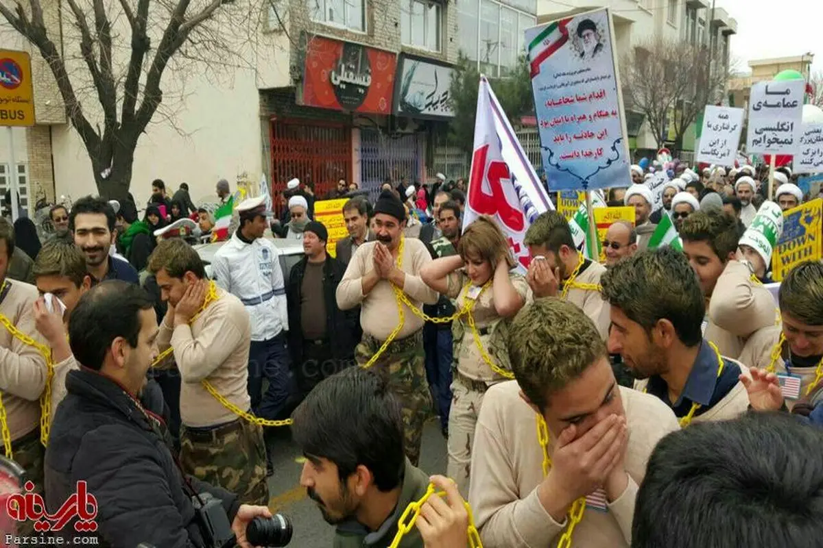 عکس:بازسازی بازداشت تفنگداران آمریکایی در راهپیمایی 22 بهمن