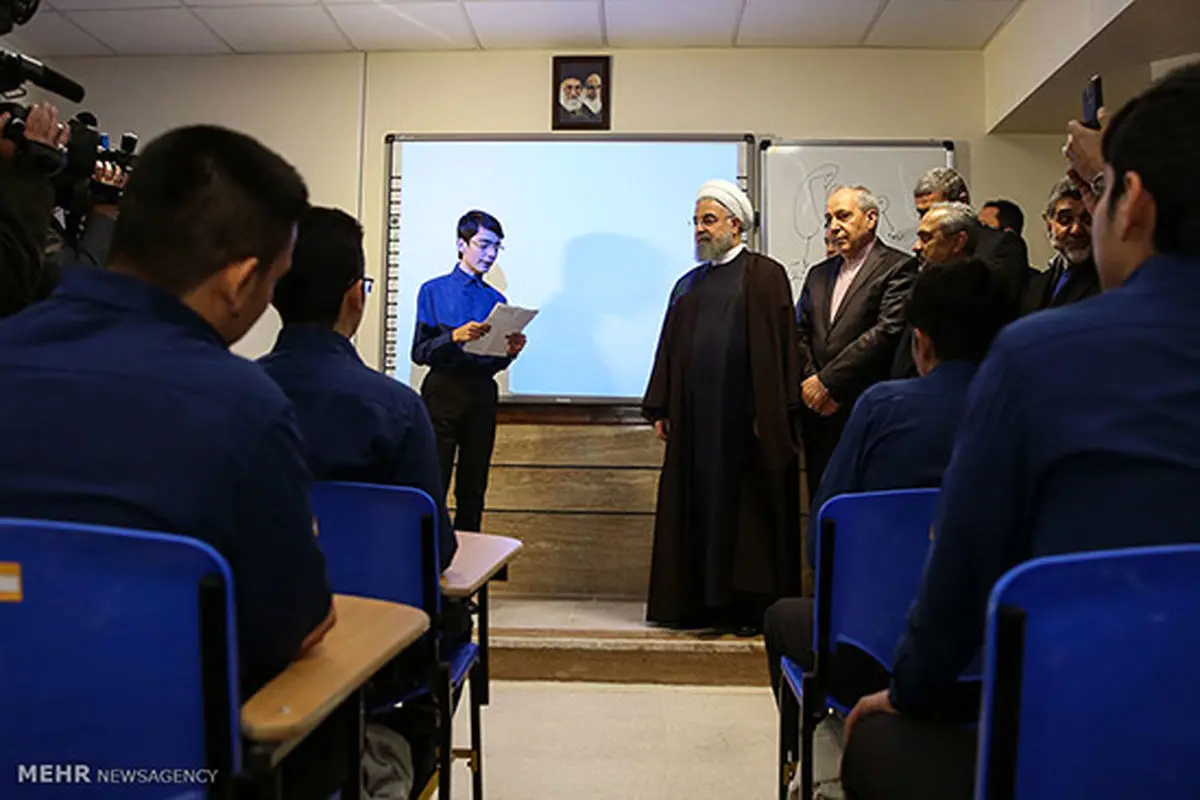 عکس: روحانی در کلاس درس