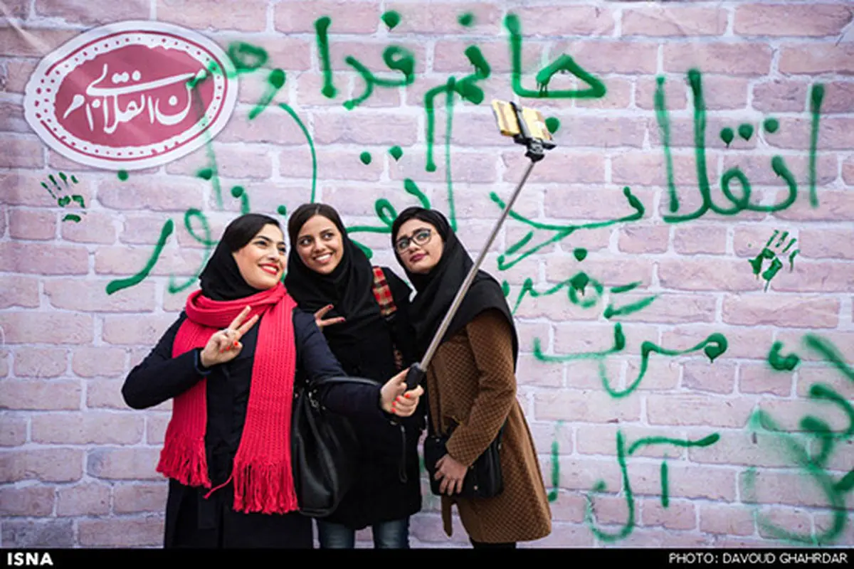 عکس: سلفی دخترها در ۲۲ بهمن