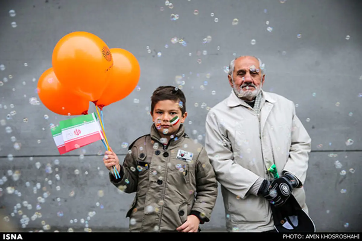 عکس: تصویر جالب پدربزرگ و نوه در ۲۲ بهمن