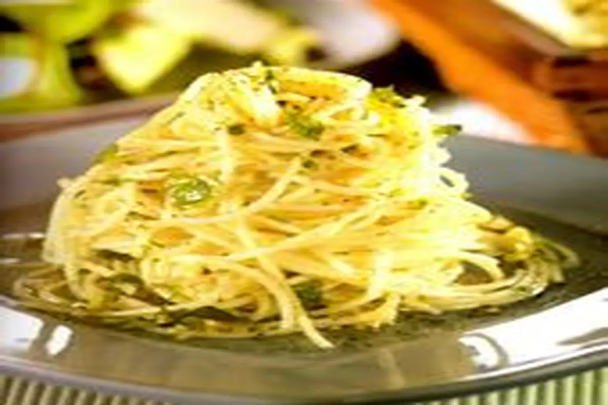 اسپاگتی با جعفری و سیر (مناسب برای گیاهخواران)