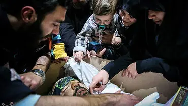 عکس: وداع کودک یک ساله با پدر شهیدش