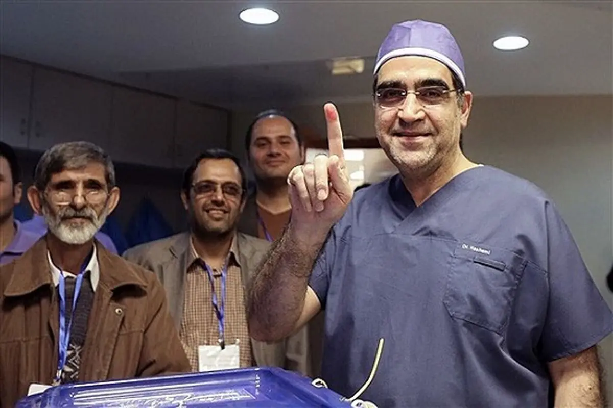 وزیر‌بهداشت با لباس جراحی پای صندوق رای