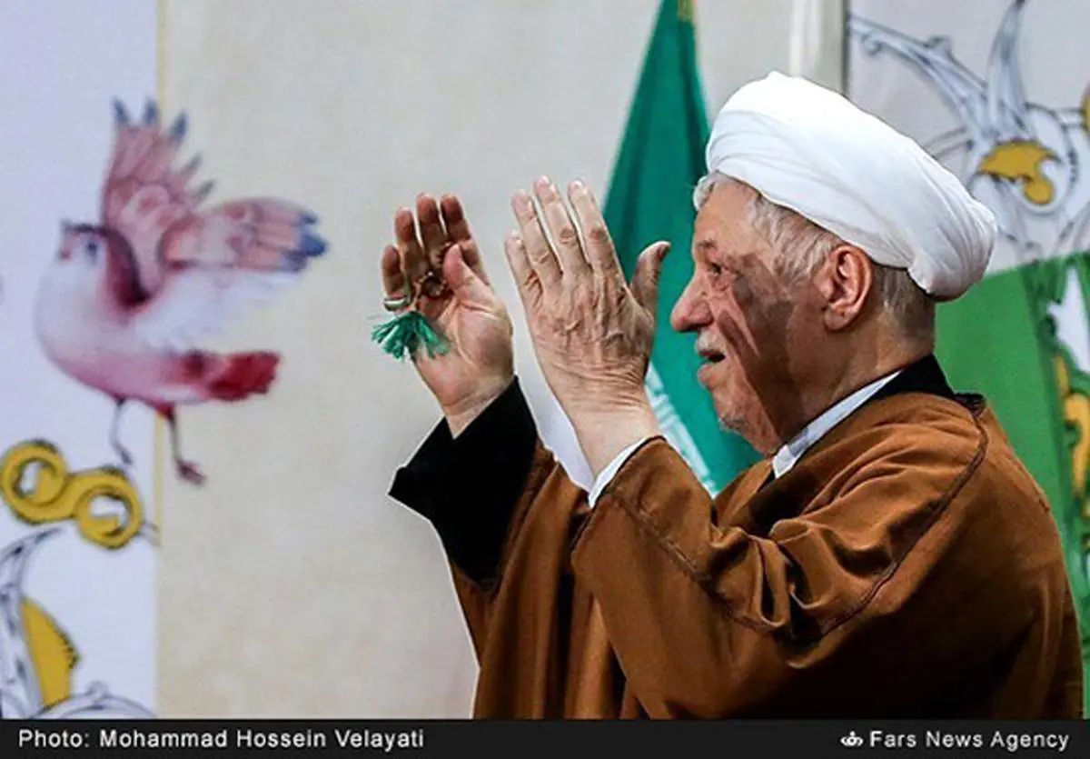 عکس: هاشمی رفسنجانی و مرغ پرنده