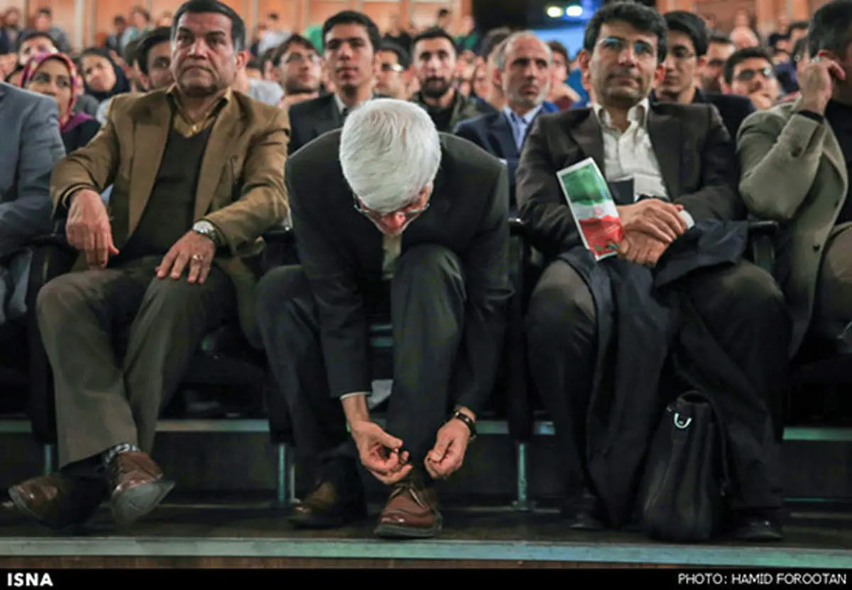 عکس: وقتی عارف بند کفشش را میبندد