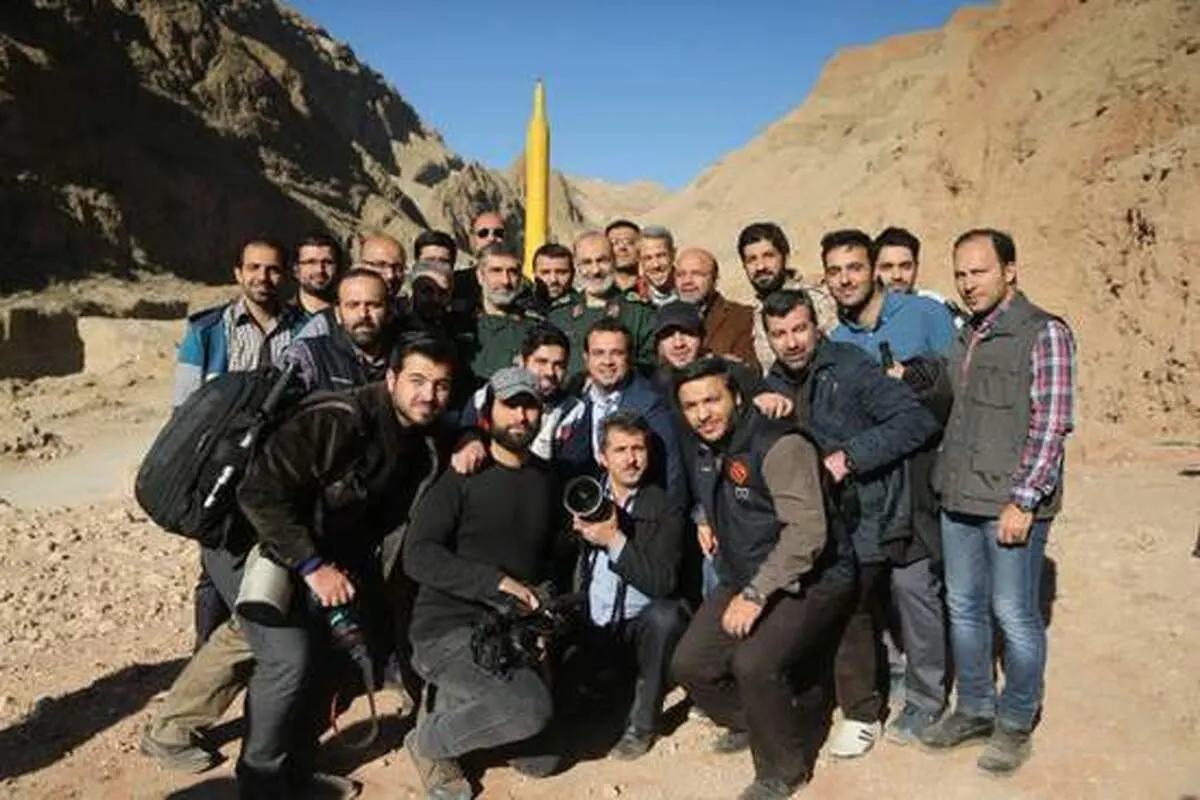 عکس یادگاری خبرنگاران با موشک بالستیک سپاه