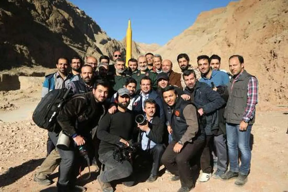 عکس یادگاری خبرنگاران با موشک بالستیک سپاه