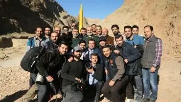 عکس یادگاری خبرنگاران با موشک بالستیک سپاه