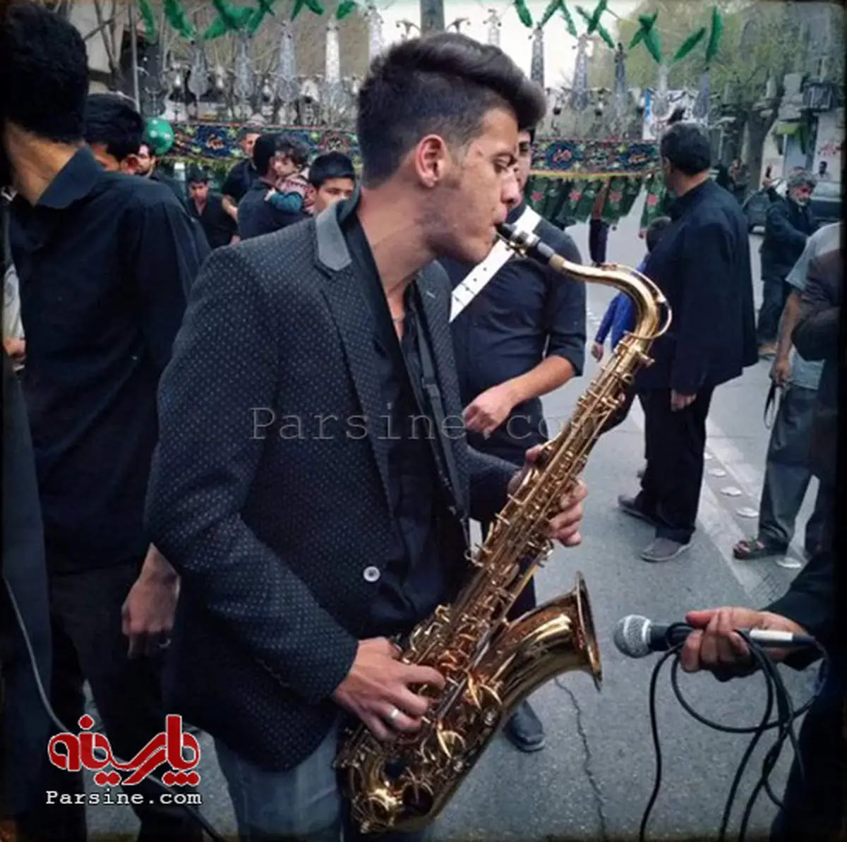 ساکسیفون زنی در دسته عزاداری