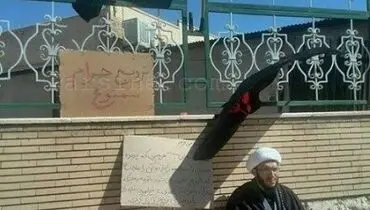 عکس: تحصن تک نفره در کرمان در اعتراض به برگزاری کنسرت‌های موسیقی