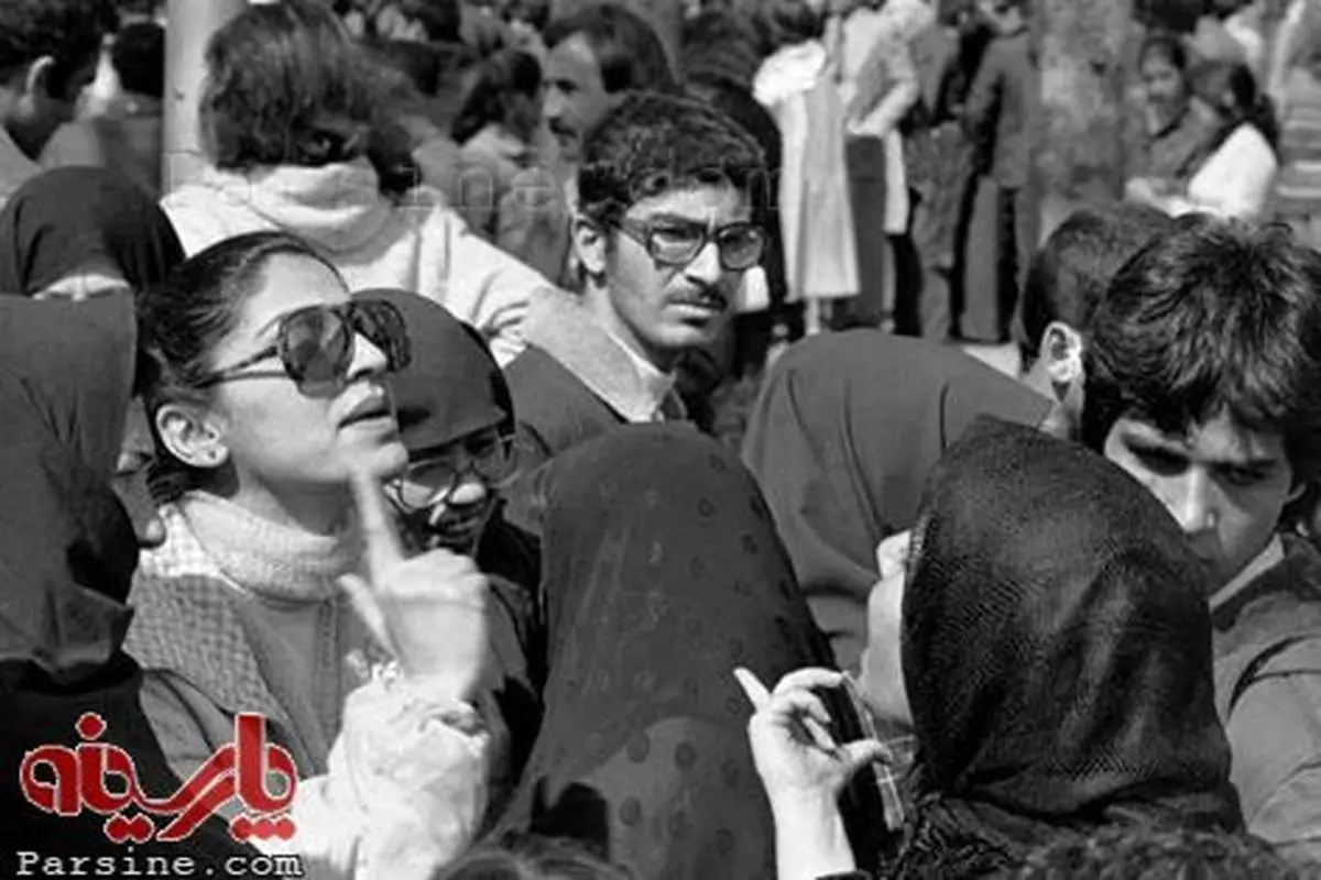 عکس:بحث داغ خیابانی در سال 1358