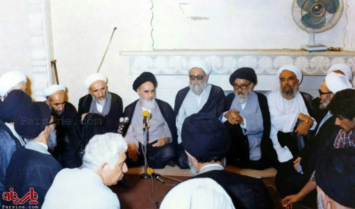 عکس:امام خمینی در جمع اعضای مجلس خبرگان رهبری